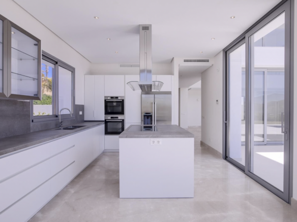 Benahavis – Modern villa – Gated Golf Community