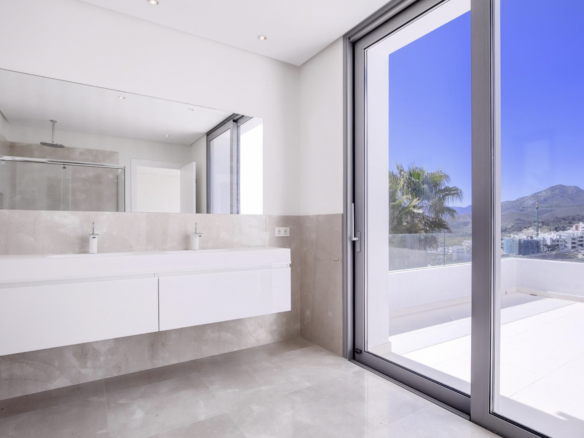 Benahavis – Modern villa – Gated Golf Community