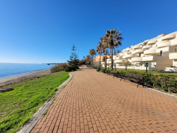 Estepona – Beachfront Triplex Penthouse – Seaviews