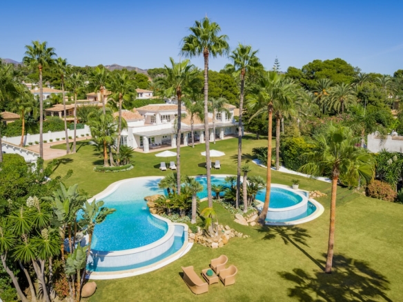 Marbella East – Beachfront Mansion -Holiday Rental (12 Guests) > 10k pr/day