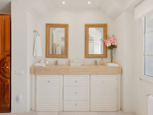 Marbella East – Beachfront Mansion -Holiday Rental (12 Guests) > 10k pr/day
