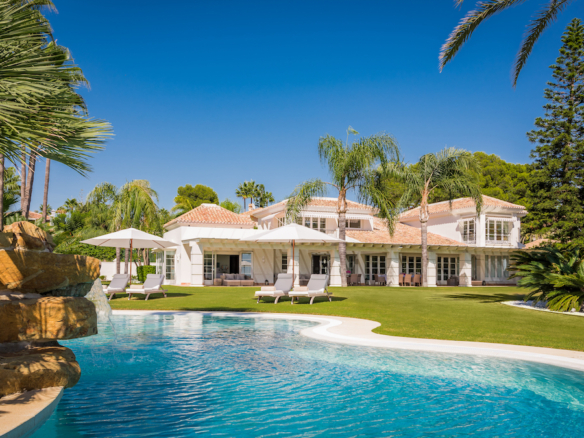 Marbella East – Beachfront Mansion -Holiday Rental (12 Guests) > 10k pr/day