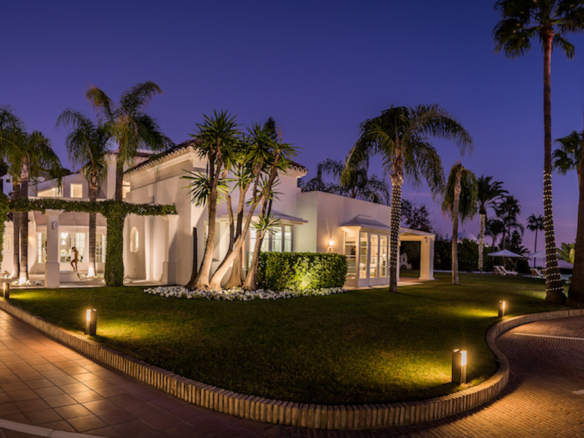 Marbella East – Beachfront Mansion -Holiday Rental (12 Guests) > 10k pr/day
