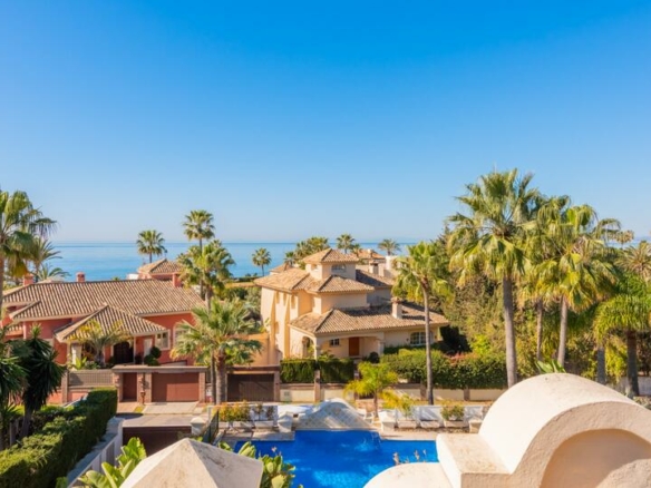 🏡 Elegant Beachside Villa in Marbella East: A Seaside Gem 🌊🌴