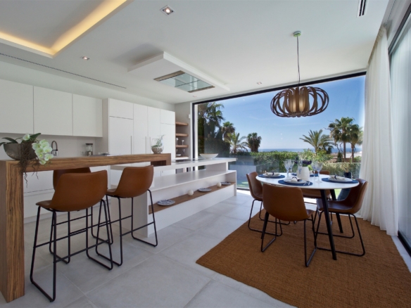 Benahavis – Modern Hilltop villa – Gated – Sea Views