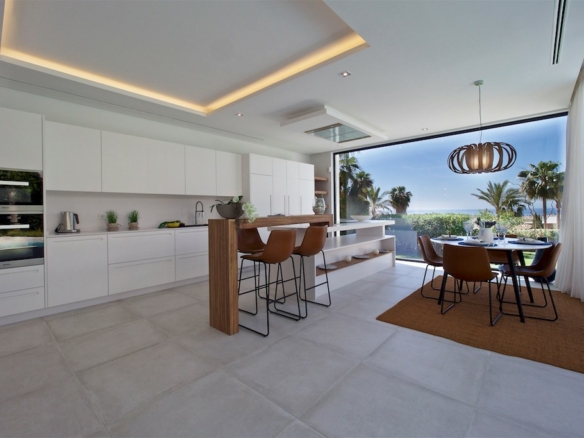 Benahavis – Modern Hilltop villa – Gated – Sea Views