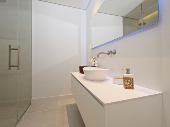Benahavis – Modern Hilltop villa – Gated – Sea Views