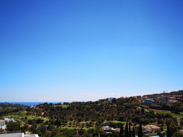 Benahavis – Modern Hilltop villa – Gated – Sea Views