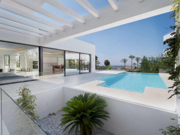 Benahavis – Modern Hilltop villa – Gated – Sea Views