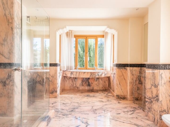 🏡 Elegant Beachside Villa in Marbella East: A Seaside Gem 🌊🌴