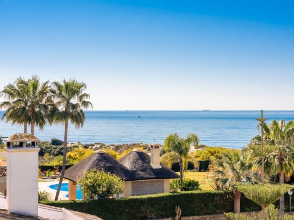 🏡 Elegant Beachside Villa in Marbella East: A Seaside Gem 🌊🌴