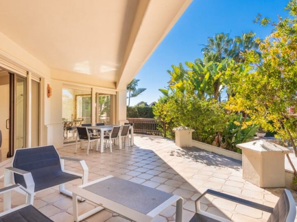 🏡 Elegant Beachside Villa in Marbella East: A Seaside Gem 🌊🌴