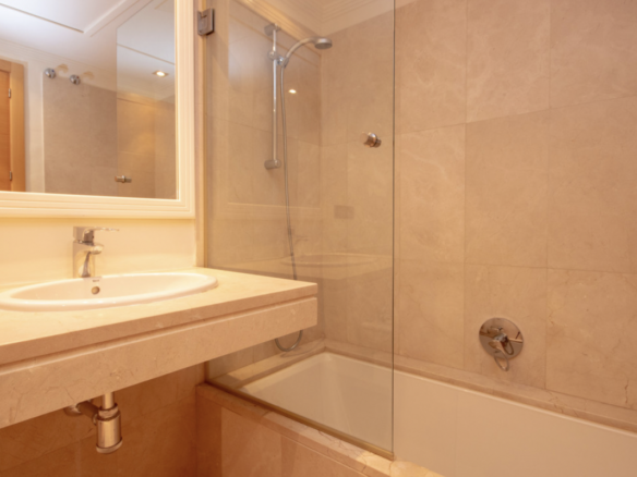 La Duquesa  – Modern villa – Sea Views