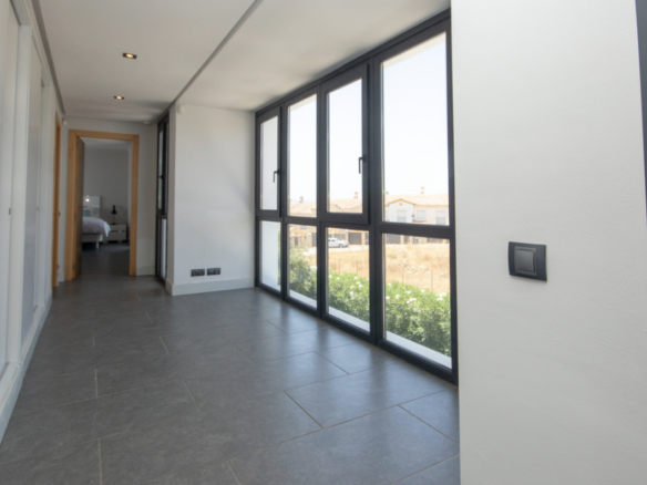 La Duquesa  – Modern villa – Sea Views