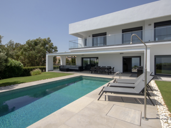 La Duquesa  – Modern villa – Sea Views