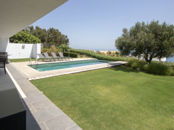 La Duquesa  – Modern villa – Sea Views