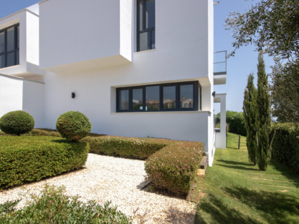 La Duquesa  – Modern villa – Sea Views