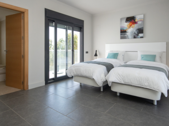 La Duquesa  – Modern villa – Sea Views