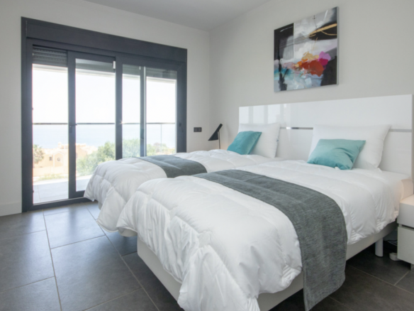 La Duquesa  – Modern villa – Sea Views