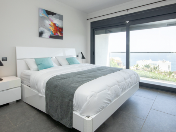 La Duquesa  – Modern villa – Sea Views