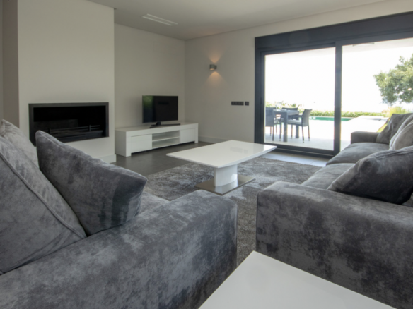 La Duquesa  – Modern villa – Sea Views