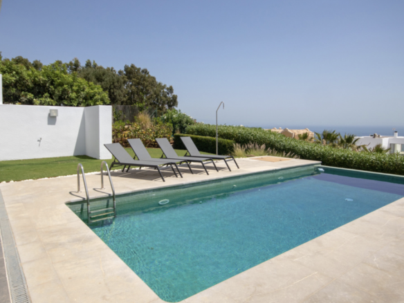 La Duquesa  – Modern villa – Sea Views