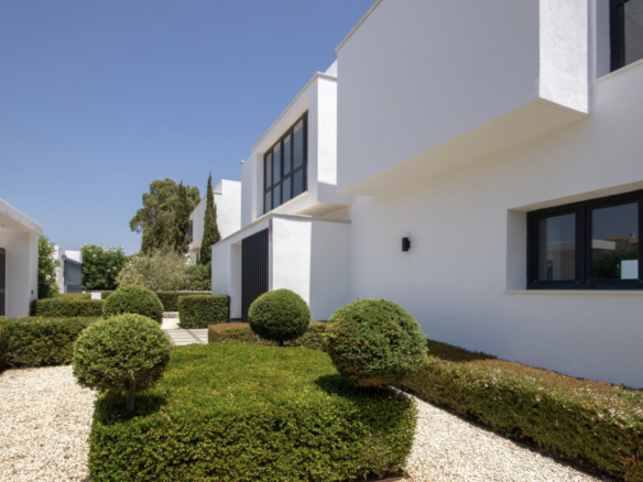La Duquesa  – Modern villa – Sea Views