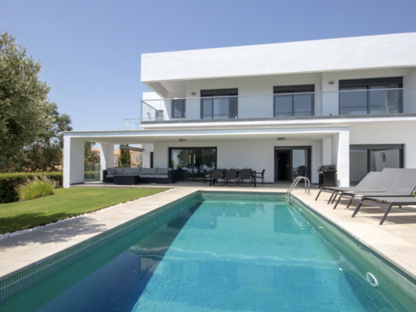 La Duquesa  – Modern villa – Sea Views