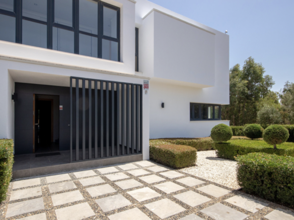 La Duquesa  – Modern villa – Sea Views