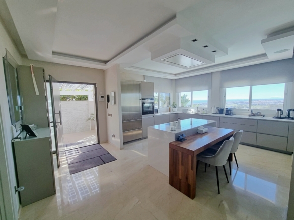 Nueva Andalucia – Modern villa – Turn Key – Sea views