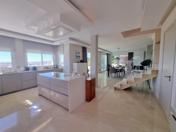 Nueva Andalucia – Modern villa – Turn Key – Sea views