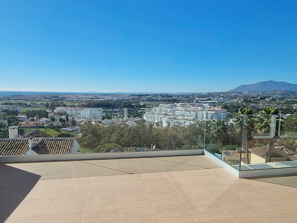 Nueva Andalucia – Modern villa – Turn Key – Sea views