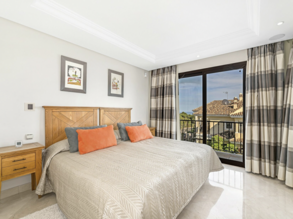 SOLD – Nueva Andalucia – Penthouse – Gated – Sea Views