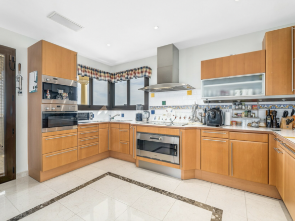 SOLD – Nueva Andalucia – Penthouse – Gated – Sea Views