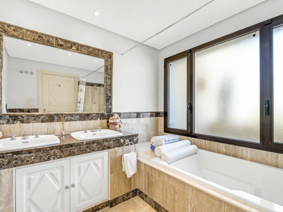 SOLD – Nueva Andalucia – Penthouse – Gated – Sea Views