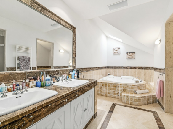 SOLD – Nueva Andalucia – Penthouse – Gated – Sea Views