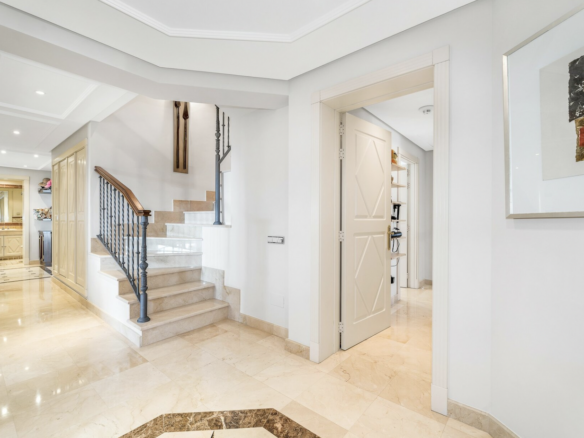 SOLD – Nueva Andalucia – Penthouse – Gated – Sea Views