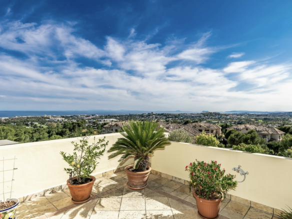 SOLD – Nueva Andalucia – Penthouse – Gated – Sea Views