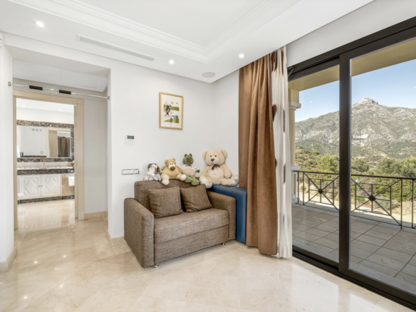 SOLD – Nueva Andalucia – Penthouse – Gated – Sea Views