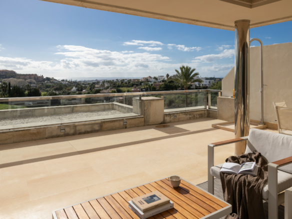 Nueva Andalucia – South facing contemporary Apartment – Sea Views