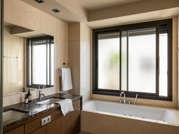 Nueva Andalucia – South facing contemporary Apartment – Sea Views