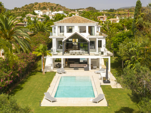 Nueva Andalucia – Modern 5B Villa – 1st Line Golf