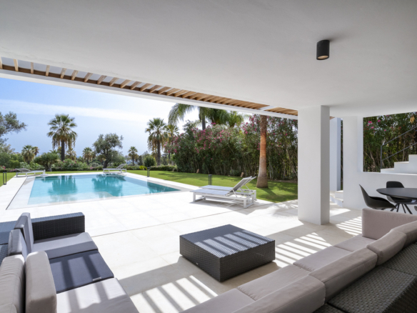 Nueva Andalucia – Modern 5B Villa – 1st Line Golf