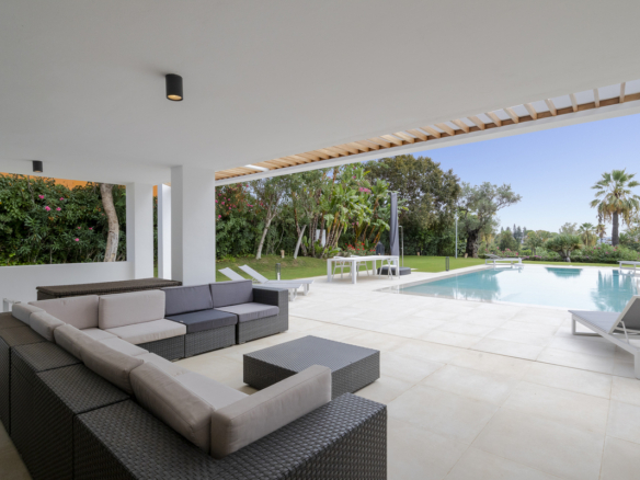 Nueva Andalucia – Modern 5B Villa – 1st Line Golf