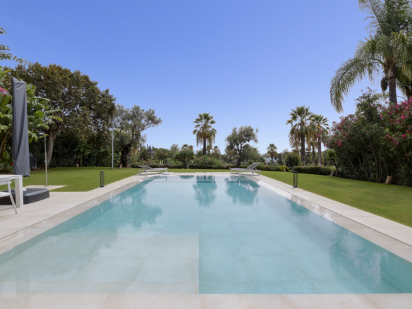 Nueva Andalucia – Modern 5B Villa – 1st Line Golf