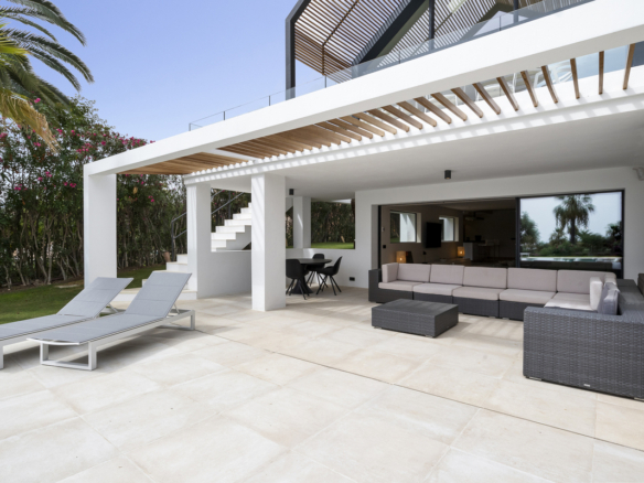 Nueva Andalucia – Modern 5B Villa – 1st Line Golf