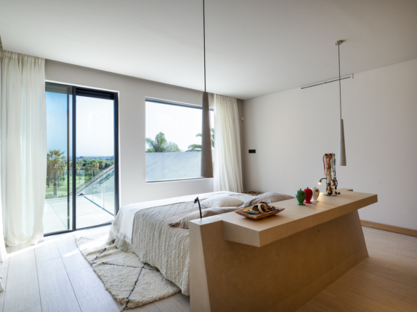 Nueva Andalucia – Modern 5B Villa – 1st Line Golf