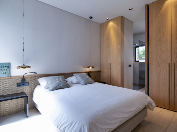 Nueva Andalucia – Modern 5B Villa – 1st Line Golf