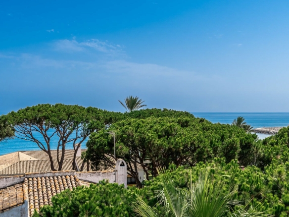 Marbella East – 6B villa – Near Beach – Rooftop Pool