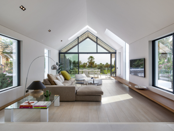 Nueva Andalucia – Modern 5B Villa – 1st Line Golf